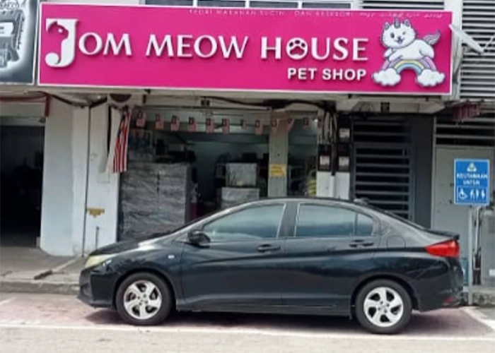 One of the stores that sells powercat cat food name : Jom Meow House